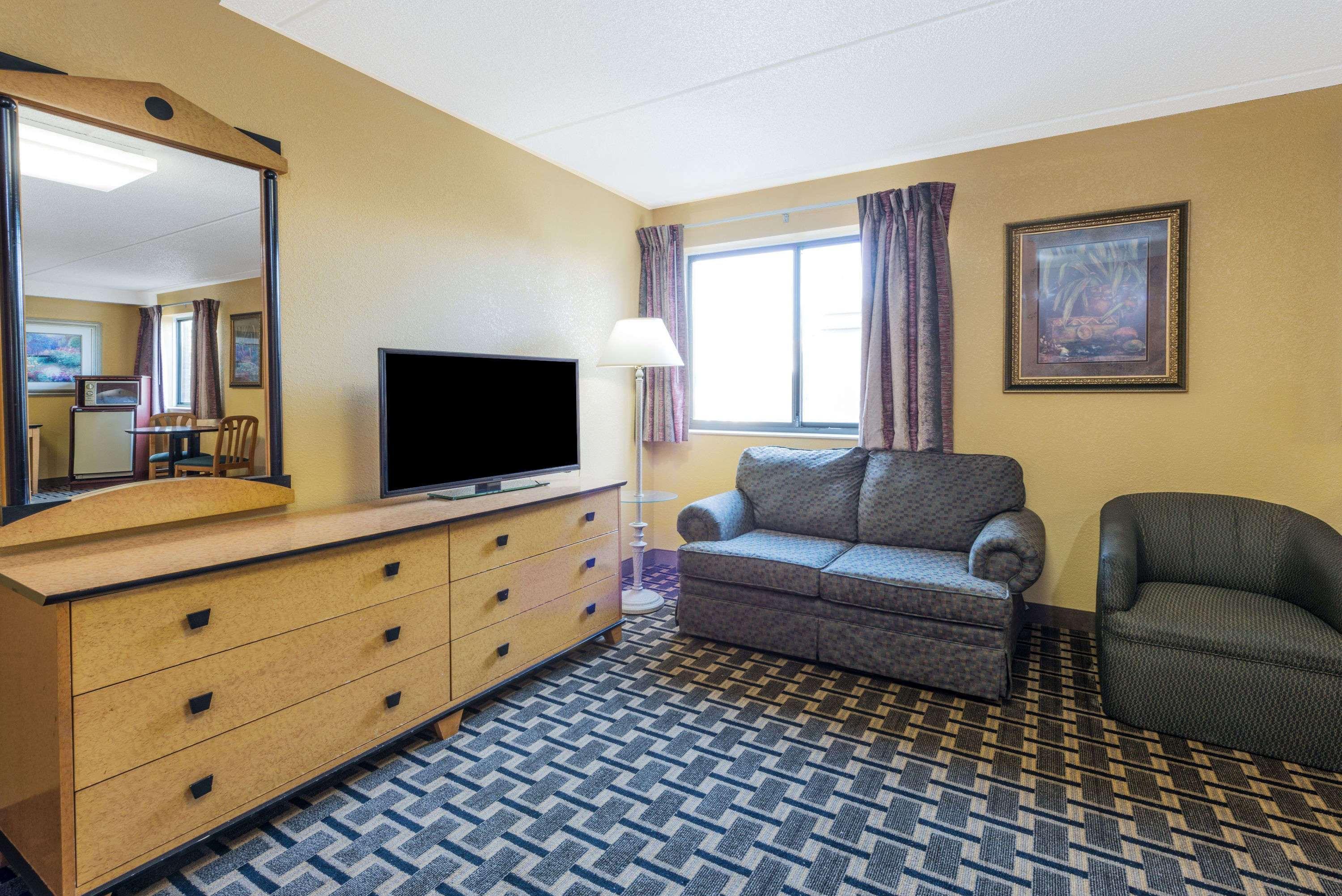 Days Inn By Wyndham Hurstbourne Louisville Exterior photo